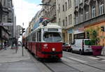 Wien Wiener Linien: Eine E1+c4-Garnitur auf der SL 5 (E1 4515 + c4 1315) verlässt am Vormittag des 12. Mai 2017 die Haltestelle Neustiftgasse (VII, Neubau, Kaiserstraße) in Richtung Praterstern.