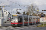 B 669 auf der Linie 26 beim Ausziehen aus der Abstellanlage in Kagran, 20.11.2017