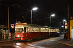 Wien     E1 4554 + c4 1365 als Linie 49 in Hütteldorf, 05.12.2017.