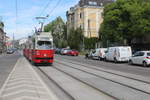 Wien Wiener Linien: Der E1 4549 mit einem Bw des Typs c4 auf der SL 49 kommt in der Station Deutschordenstraße in der Linzer Straße im 14.