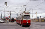 Wien Wiener Linien am Nachmittag des 6. August 2010: Der E2 4027 auf der SL D hat eben die Haltestelle Südbahnhof in Richtung Nußdorf verlassen. Das Gebäude des Südbahnhofs ist abgerissen worden und hat einer Neugestaltung des Bahnhofsgebietes den Platz überlassen. Einen Teil des Bahngeländes nimmt heute der Hauptbahnhof in Anspruch. Einige moderne Gebäude aus Beton, Stahl und Glas nehmen die Baugrundstücke nach der Straße zu ein. - Scan eines Farbnegativs. Film: Fuji S-200. Kamera: Leica C2.