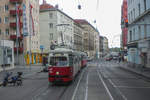 4666+c3 hat die Endstation Schlachthausgasse verlassen und fährt Richtung  Burggasse, Stadthalle     4666 wurde per 14.Juni.2010 skartiert und nach Krakau abgegeben.