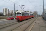 Aus Kaiserebersdorf kommend durchfährt ein E1-c4-Zug, bestehend aus 4519 und 1309 die Pantucekgasse im 11.