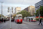 Wien Wiener Linien: Ein umgeleiteter Zug der SL D (E2 4003 + c5) befindet sich am 19. Oktober 2010 am Schwedenplatz. - Scan eines Farbnegativs. Film: Fuji S-200. Kamera: Leica C2. 