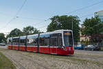 Wien     Die ersten Bilder von Typ D sind nun auch mal geschossen außerhalb vom Betriebshof wie hier Flexity 302 als Sonderzug am Weg in die HW, Zentralfriedhof 4.