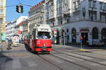 Wien Wiener Linien SL 49 (E1 4519 + c4 1360) VII, Neubau, Siebensternplatz am 1. August 2018. - Hersteller und Baujahr des E1 4519: Lohnerwerke in Wien-Floridsdorf 1973. Bombardier-Rotax, vormals Lohnerwerke, lieferte 1976 den Bw c4 1360.