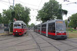 Wien Wiener Linien SL 49 (E1 4540 (Bombardier-Rotax 1975) + c4 1370 (Bombardier-Rotax 1977)) / SL 6 (B1 748) XV, Rudolfsheim-Fünfhaus, Neubaugürtel / Mariahilfer Straße am 28. Juni 2017. - Die Garnitur der SL 49 hat als Ziel den Straßenbahnbetriebsbahnhof Rudolfsheim.