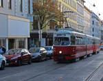 Wien Wiener Linien SL 49 (E1 4552 + c4 1336 (Hersteller: Bombardier-Rotax. Baujahre: 1976 bzw. 1975) XV, Rudolfsheim-Fünfhaus, Fünfhaus, Märzstraße / Pouthongasse am 16. Oktober 2018. - Pouthongasse wurde nach Ludwig Freiherr von Pouthon benannt; von Pouthon, der 1807-1859 lebte, war Großgrundbesitzer und Wohltäter.