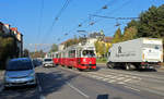 Wien Wiener Linien SL 49 (E1 4536 + c4 1542) XIV, Penzing, Hütteldorf / Leon-Askin-Platz am 16. Oktober 2018. - Hersteller der beiden Wagen: Bombardier-Rotax, vorm. Lohnerwerke, in Wien-Floridsdorf. Baujahre: 1974 (E1 4536) und 1975 (c4 1342).