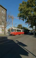 Am 5.10.2018 war ein E2-c5-Zug, bestehend aus E2 4306 und c5 1506 unterwegs auf Linie 6 von Kaiserebersdorf zur Burggasse. Kurz hinter der Haltestelle Polkorabplatz fährt der Zug durch die Geiselbergstraße. wo sich bereits der Herbst zeigt.