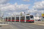 B1 740 auf der Linie 31 beim Kreuzen der Gerasdorfer Straße, 06.04.2019