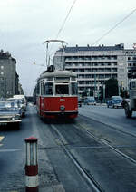 Wien: Die Wiener Straßenbahnen vor 50 Jahren: SL 33 (L4 551 (SGP 1961)) II, Leopoldstadt, Augartenbrücke im August 1969. - Scan eines Diapositivs. Film: AGFA CT 18. Kamera: Canon Canonet QL28.