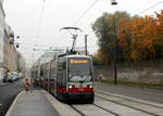 Wien Wiener Linien SL 11 (ULF B1 758) X, Favoriten, Absberggasse am 19. Oktober 2019. - Vom Quellenplatz bis zur Hst. Geiereckstraße verkehren jetzt sowohl der 6er als auch der 11er; von der Hst. Geiereckstraße zur Endstation in Kaiserebersdorf ersetzt die SL 11 seit Anfang September die SL 6.