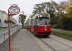 Wien Wiener Linien: Der E2 4313 (Bombardier-Rotax 1986) auf der SL 18 erreicht am 17.