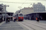 Wien Wiener Stadtwerke-Verkehrsbetriebe / Wiener Linien: Gelenktriebwagen des Typs E1: Der E1 4465 (Lohner 1967) auf der SL 67 hält im Oktober 1978 in der Station Reumannplatz (X, Favoriten).