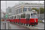 Wiener Linien E2 4083 als Linie 1 in Wien Karlsplatz am 30.10.2019.