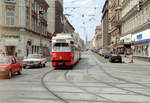 Wien Wiener Stadtwerke-Verkehrsbetriebe / Wiener Linien: Gelenktriebwagen des Typs E1: Der E1 4497 war eines Tages im Juli 1992 unterwegs auf der SL 49. Ort: Märzstraße / Neubaugürtel (XV, Rudolfsheim-Fünfhaus). - 1969 stellten die Lohnerwerke in Wien-Floridsdorf den Tw her. - Scan eines Farbnegativs. Film: Kodak Gold 200-3. Kamera: Minolta XG-1.