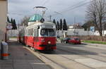 Wien Wiener Stadtwerke-Verkehrsbetriebe / Wiener Linien: Gelenktriebwagen des Typs E1: Der E1 4508 mit dem c3 1227 hält am 22.