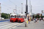 Wien Wiener Stadtwerke-Verkehrsbetriebe / Wiener Linien: Gelenktriebwagen des Typs E1: Im August 1994 trafen sich der E1 4535 mit einem unbekannten Beiwagen und ein unbekannter E1 mit dem Bw c3 1267