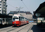 Wien Wiener Stadtwerke-Verkehrsbetriebe / Wiener Linien: Gelenktriebwagen des Typs E1: Eines Tages im Juli 1975 kommt der E1 4545 (Bombardier-Rotax 1975) auf der SL 66 in der Station Südtiroler