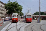 Wien Wiener Stadtwerke-Verkehrsbetriebe / Wiener Linien: Gelenktriebwagen des Typs E1: Motiv: E1 4546 auf der SL 18 (und E2 4064 auf der SL 6) Burggasse / Stadthalle (Endstation, Einstieg) im Juli