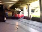 Straenbahn Linie 41 (Schottenring - Ptzleinsdorf)  in der unterirdischen Station Schottenring  19.06.2003