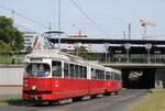 E1 4808 + c4 1357 verlassen gerade die Ostbahnunterführung in der Erzherzog Karl Straße.