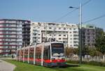 ULF B1 784 hat auf der Fahrt durch das Sonnwendviertel gerade die Haltestelle Hlawkagasse verlassen.