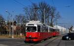 E1 4861 + c4 1359 erreichen soeben die Haltestelle Van Swieten Kaserne/ Heeresspital.