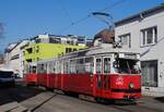 E1 4862 + c4 1360 sind als Linie 30 nach Floridsdorf soeben von der Josef Flandorfer Straße in die Herrenholzgasse eingbogen.