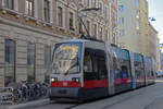 Siemens ULF Tram 120, fährt zur Haltestelle Hetzgasse.