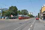 Im Jahr 2021 beschränkten sich die Einsätze der Wiener E1-c4-Züger auf die Linien 25, 26 und 30. Am 29.06.2021 war E1 4861 mit c4 1354 auf dem Weg von Strebersdorf zur Hausfeldstraße und hatte gerade die Endhaltestelle in Strebersdorf verlassen.