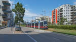 Am 30.06.2021 war ein Triebwagen 636 auf Linie D unterwegs zur Absberggasse und durchfuhr die Neubaustrecke im Sonnenwendviertel in Favoriten.