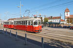 Am 25.09.2021 war ein L-l3-Zug aus L 548 und l3 1852 auf dem Weg zum Zentralfriedhof und hat gerade die Haltestelle Bahnhof Wien-Simmering verlassen.