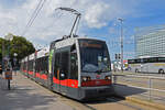 Siemens ULF Tram 781, auf der Linie 2, bedient am 03.09.2022 die Haltestelle Schwedenplatz.