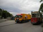 umgebauter wiener-strassenbahnwagen  360  zur mietbaren  Partybim  mit  Versorgungs-LKW  (Standort Brauerei-Schwechat 2005-06-10)