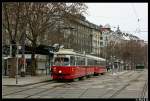 Wagen 4814 + Beiwagen 1301 vom Typ c4 fahren gerade aus der Haltestelle Schwedenplatz heraus.