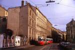 Wien Tw 4727 und Bw 1331 in der Ullmannstrae, 20.12.86.