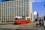 Wien Tw 726 auf der Marienbrcke kurz vor Erreichen des Schwedenplatzes, 14.09.1987.