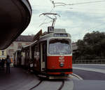 Wien Wiener Stadtwerke-Verkehrsbetriebe (WVB) SL 60/62 (E2 4026 (SGP 1979)) XIII, Hietzing, Kennedybrücke im Juli 1992. - Scan eines Diapositivs. Film: Agfa Agfachrome 200 RS. Kamera: Leica CL.