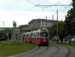 Wien Wiener Linien SL 18 (E2 4074 (SGP 1987) + c5 1474 (Bombardier-Rotax 1986)) VI, Mariahilf, Linke Wienzeile / U-Bhf.