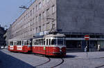 Wien Wiener Stadtwerke-Verkehrsbetriebe (WVB) SL J (T2 442 (Lohnerwerke 1956; Umbau aus T 442) + c3 1285 (Lohnerwerke 1961)) III, Landstraße, Kundmanngasse / Erdbergstraße im Juli 1975. - Scan eines Diapositivs. Kamera: Minolta SRT-101.