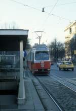 Wien WVB SL D (E2 4035) Opernring / Operngasse im Dezember 1980.