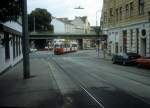 Wien WVB SL 9: Der E 4616 har gerade die Haltestelle am Schnellbahnhof Gersthof verlassen und berquert die Gersthofer Strasse, bevor er in die Wallrissstrasse einbiegt.