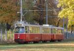 Wiener Strassenbahn (E2 4051) der Linie 62 erreicht in Kürze die Haltestelle Krankenhaus Hietzing, 19.10.2013