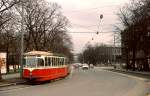 Ein L3 fährt im Frühjahr 1975 auf dem Ring als Linie J in Richtung Ottakringer Straße.