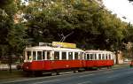 Im August 1975 waren die schönen M-Triebwagen noch unentbehrlich, hier fährt M 4060 mit passendem Beiwagen als Linie 25 nach Kagran den Ring entlang