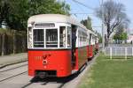 WTM k6 1518 + k6 1503 gezogen vom M 4077 am 25.April 2015 als Zubringer zum Wiener Tramwaytag bei der Haltestelle Zentralfriedhof Tor 1.