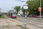 Wien Wiener Linien: Der ULF B1 739 auf der SL 71 nähert sich am 1. Mai 2015 dem 3. Tor des Zentralfriedhofes, der Endstation der Linie 71.