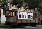 Fahrzeugparade 150 Jahre Straßenbahn in Wien : Hilfstriebwagen SP 6019 aus dem Jahr 1912 erinnert an die Umstellung von Links- auf Rechtsverkehr im September 1938.